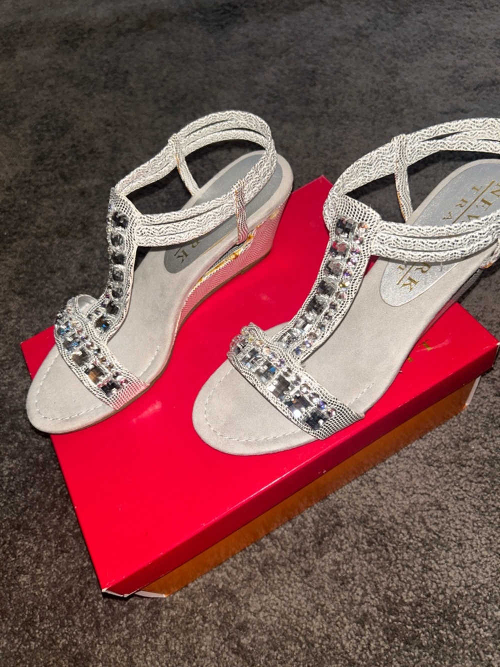 New York Transit Embellished Silver T-Strap Women’s Sandals Size 71/2 runs small - Picture 6 of 12